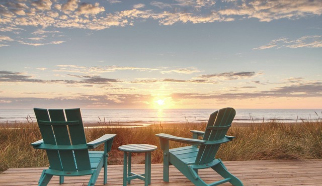 Beachfront Home, Spacious Deck Overlooking Ocean and Private Path to the Sand