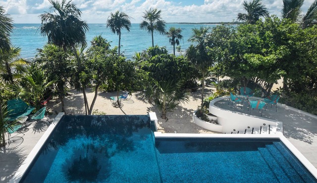 Beachfront without seaweed, infinity pool, rooftop jacuzzi, Chef included.