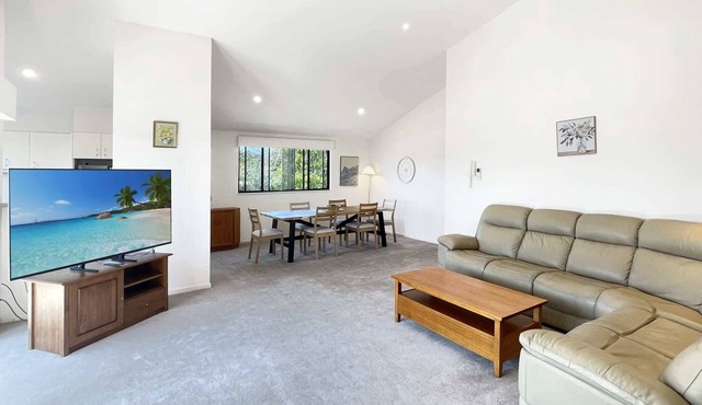 Beachside 3-Bed Apartment with Garage Parking in Batehaven