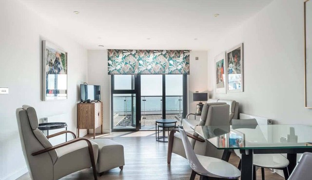 Beachside-New! Central, sea views & parking