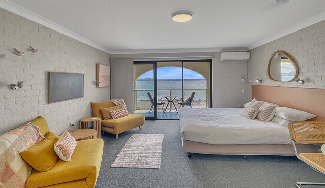 Beachside Studio Steps from Casey’s Beach in Batehaven