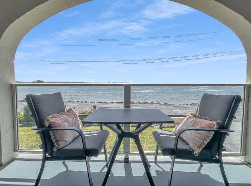 Beachside Studio Steps from Caseys Beach in Batehaven