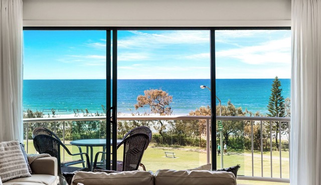 BeachView: Alex Heads beachfront, ocean views, air-con, lift, parking