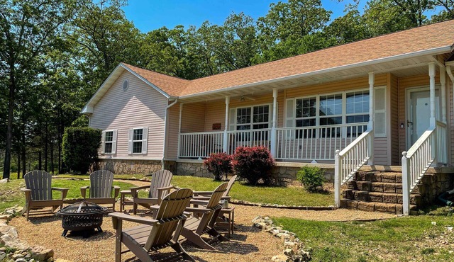 Bear Mountain Retreat: 6BR/3BA + Game Room and View!