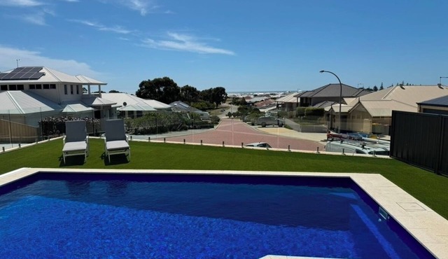 Beautiful Beachside HomenHave fun with whole family in this very stylish hom