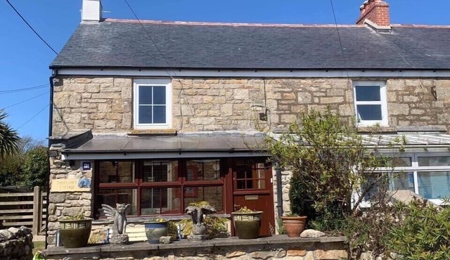 Beautiful granite cottage with parking and garden. Near the coast. Dogs welcome.