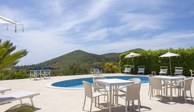 Beautiful private villa for 11 guests with WIFI, pool, A/C, TV, patio and pets allowed