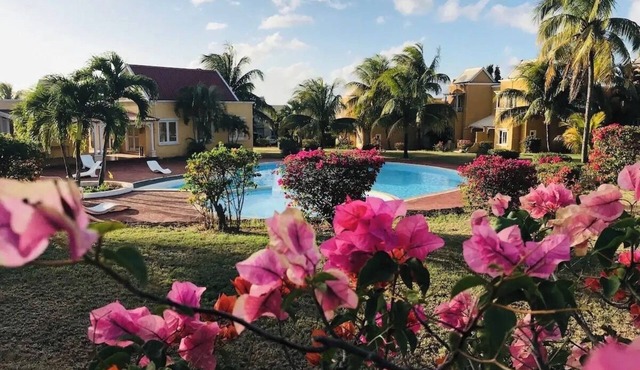 Beautiful Secure Villa with Pool & Tropical Garden