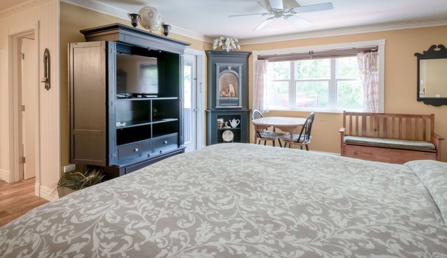 Beautiful Studio with Fireplace, Newports Historic Bayfront Right Out Your Door