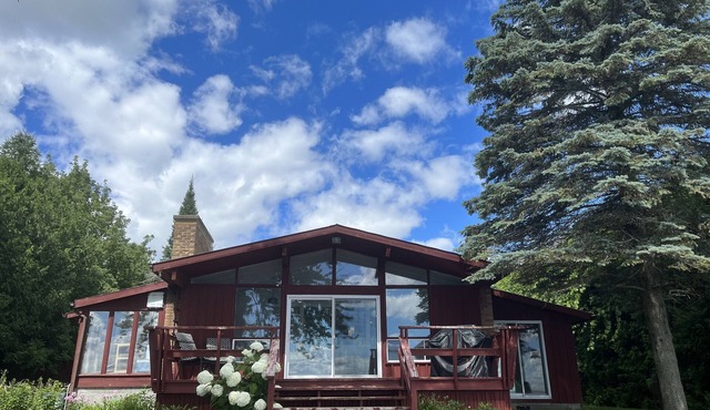 Beautiful Sturgeon Lake Retreat