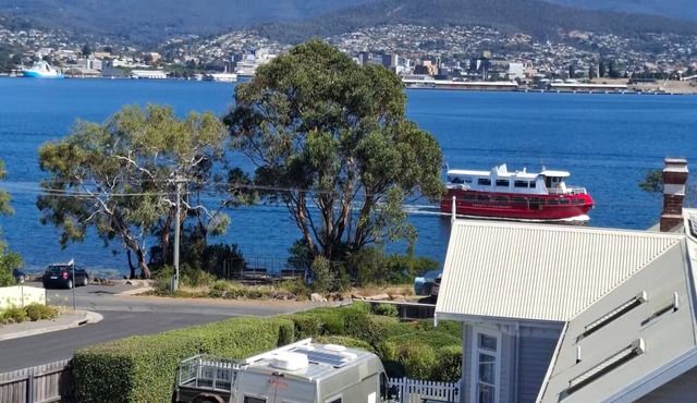 Bellerive-Spectacular water views-2 Bedrooms-5 minutes walk to beach