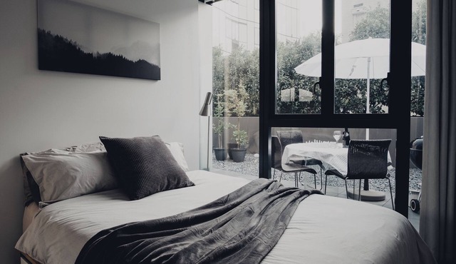 Bespoke Yarra River Living Courtyard Chapel Street Shops Cafés Netflix