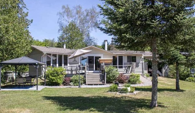 Between the Locks - Affordable 3Br Waterfront Cottage - Pet-Friendly in Harcourt