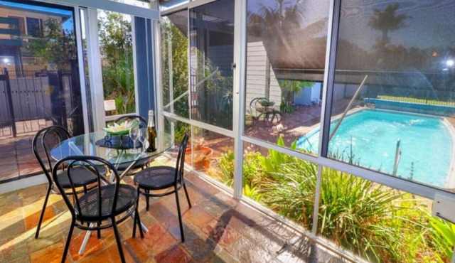 Blacksmiths Sea Breeze-pool and walk to the beach!