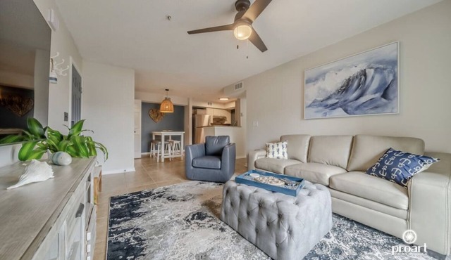 Blue Dolphin - 5 minutes from the beach and close to everything!
