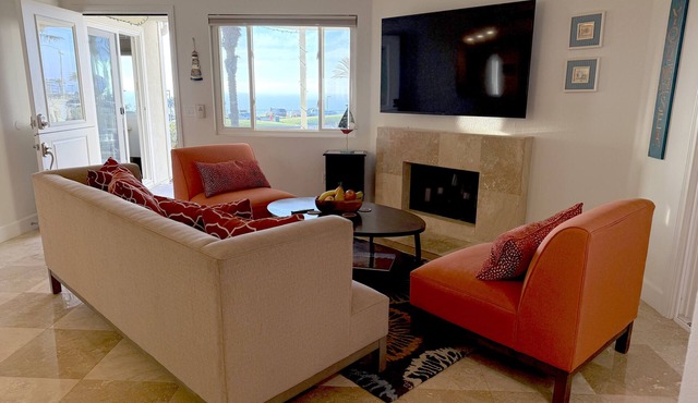 Blue Tide Cottage: Ocean Views, Steps to the Beach, Dining, Shopping + More!