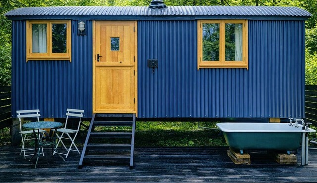 Boutique Shepherd Hut w Garden & Outdoor Bath