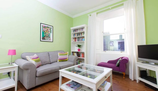 Bright and Modern Causewayside Apartment
