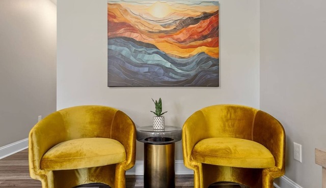 Bright & Modern New Home, King Beds | Sleeps 8 |10 min to Greenville & Paris Mtn