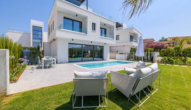 By The Beach - Blue Topaz Villa - Steps from the Beach