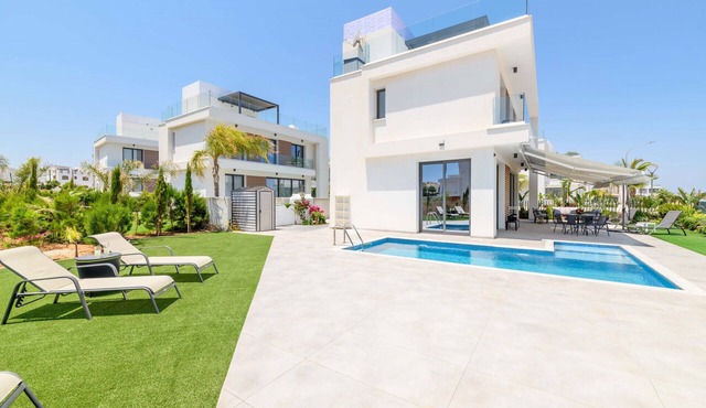 By The Beach - Emerald Seaview Villa - Stunning Seaview Stay