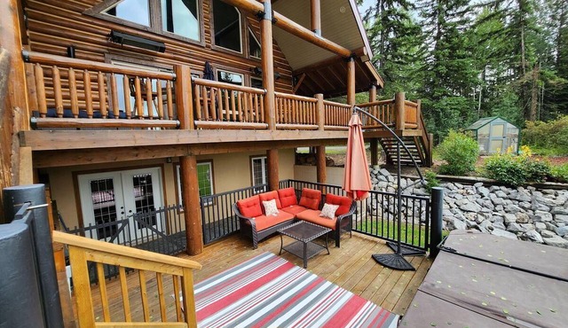 Calling all Hunters Log Cabin on the River!