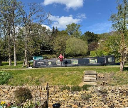 Canalside Riddlesden, 2 Bedroom house with parking Easy access to Skipton Haworth Ilkley Saltaire and Keighley Worth Valley Railway