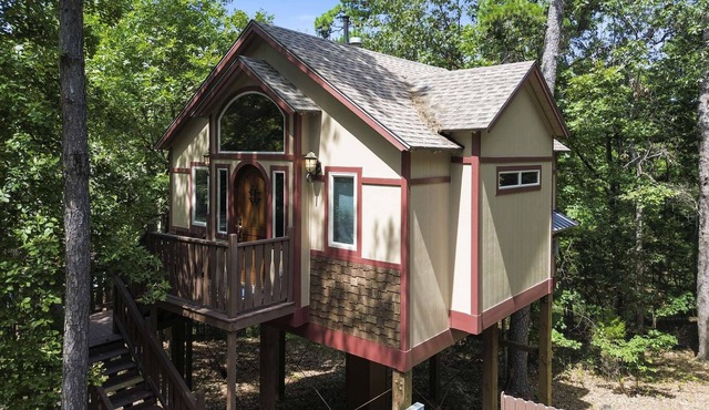 Cedar Manor Treehouse with Jacuzzi