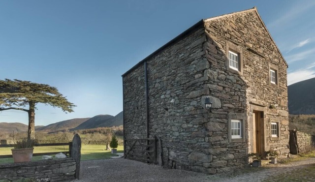 CEDAR NOOK, romantic, with a garden in Loweswater
