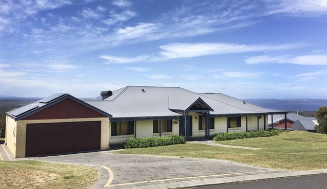 Celestial Heights: Spacious with stunning panoramic views