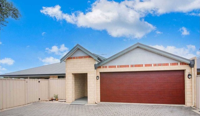 Central 3 Bed home with pool, EV Charger and unlimited free Wi-Fi