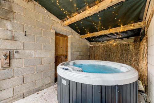Central Malham Wellbeing Escape, 1-bed cottage with yoga studio & new superfast WiFi