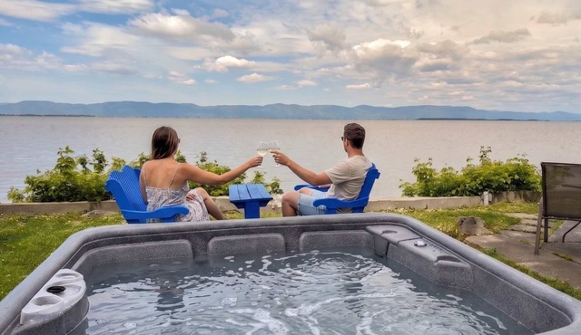 Chalet Studio #5 Waterfront with Spa, Fireplace & Wifi in Cap-Saint-Ignace