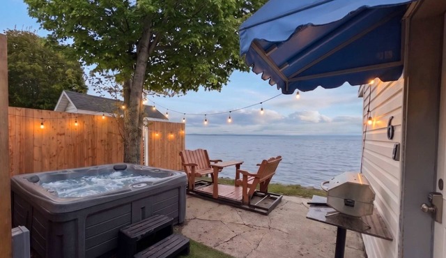 Chalet Studio #6 Waterfront with Spa, Fireplace & Wifi in Cap-Saint-Ignace