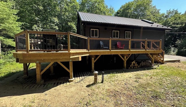 Charcoal Tree House: Cozy Cottage, Luxe Deck, Stargazing, Theatre, Forest Views