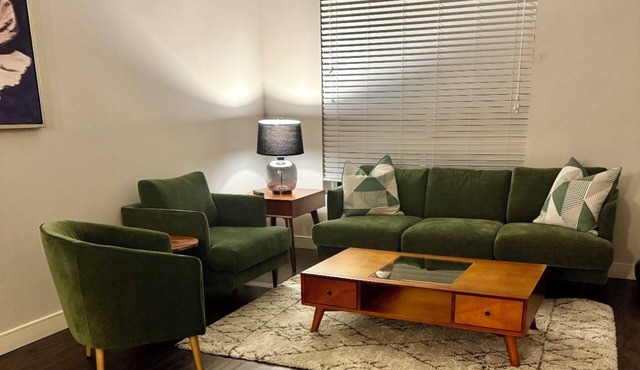 Charming 1-bedroom apartment in Irvine with pool, fitness room, close to shops.