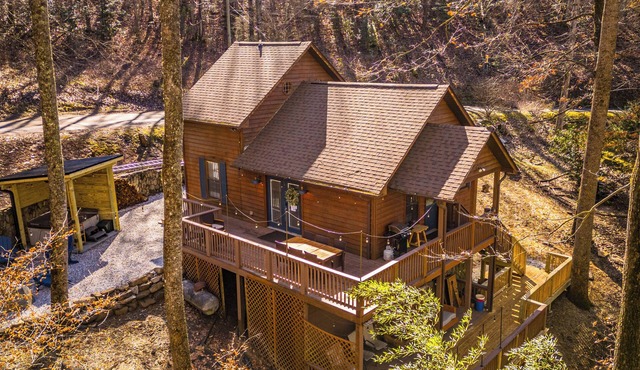 Charming 2-bedroom cabin close to Bryson City with AC, WiFi, Hot tub