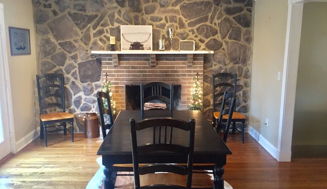 Charming 2-bedroom cottage in Franklin-a home away from home.