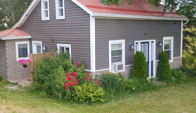 Charming 2-bedroom house with AC, WiFi in welcoming Goderich in Goderich