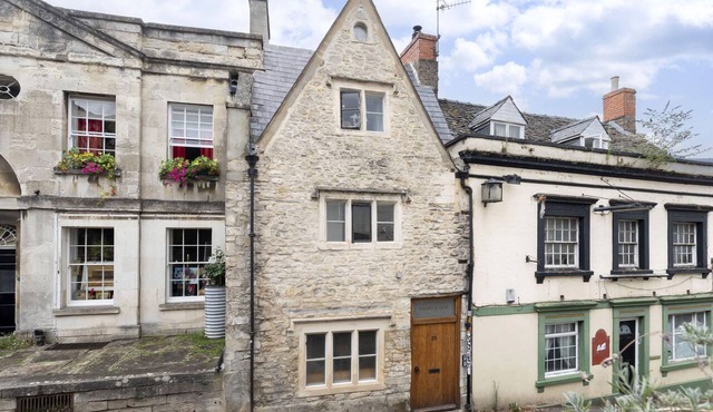 Charming 3-Bed Cottage in Central Stroud
