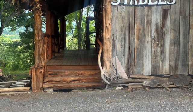 Charming 3-bedroom Barndominium cabin with AC in Saint Joe