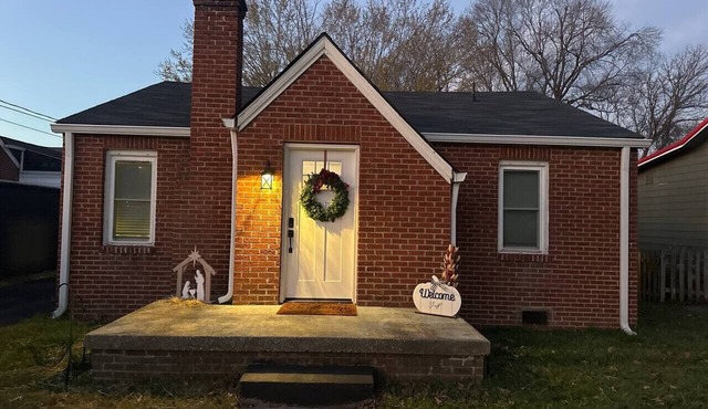 Charming 3-bedroom house in the Crater City near State Parks, LMU, & hospitals.