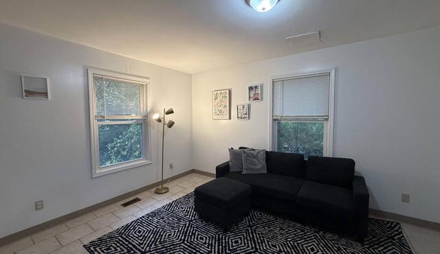 Charming 3BR/2BA Apartment in Macomb, IL