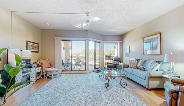 Charming bay view villa with pool, washer/dryer, balcony, TV, & full kitchen