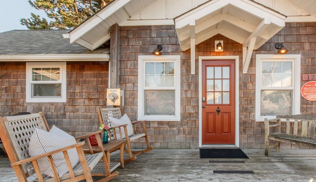 Charming Cannon Beach Cottage, Walk to Beach & Downtown, Cozy Fireplace, Expansive Deck