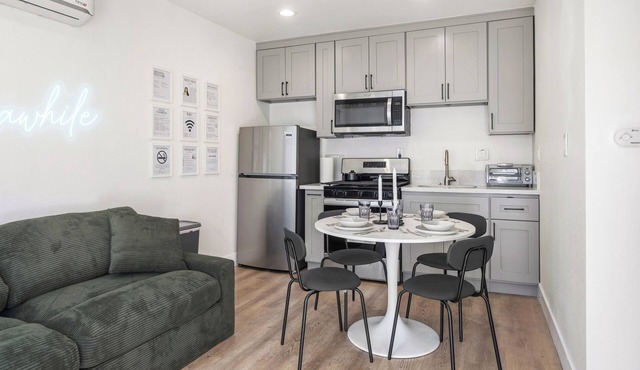 Charming Garden Grove Studio Private Entry 10 Min to Disneyland