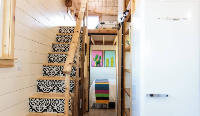 Charming Phoenix Tiny Home-4 Beds, Full Kitchen, Wifi, AC, Grill, Pool & Hot Tub in Phoenix