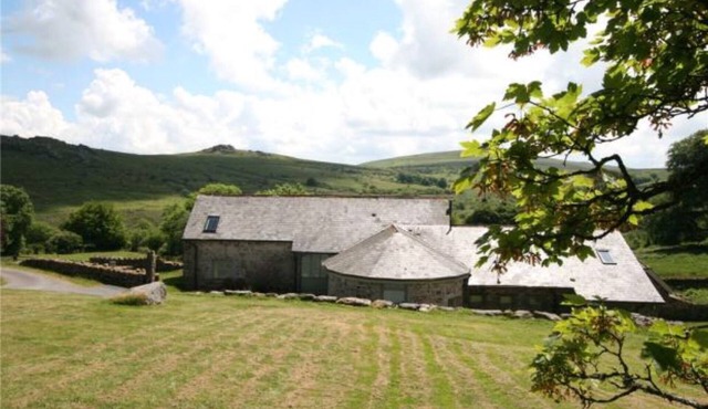 Chinkwell Tor barn near Widecombe in the Moor