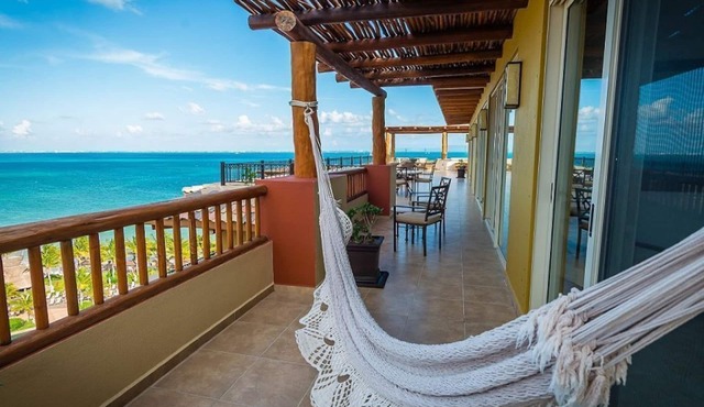 CHRISTMAS WEEK - 3 BR Wraparound Terrace Penthouse Loft & Private Jacuzzi!