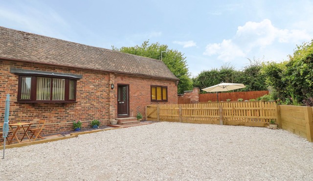 CHURCH VIEW COTTAGE, pet friendly, with a garden in Rugeley